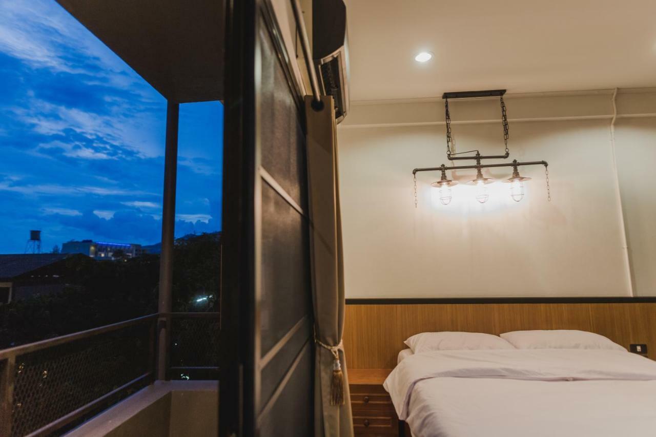 No.9 Hostel & Cafe Чиангмай Экстерьер фото